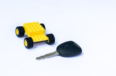 车钥匙和一辆玩具车