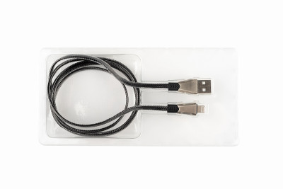 俯视图的数据或充电电缆与USB连接器在一个水泡。