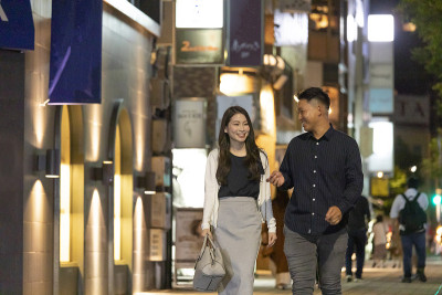 青年男女晚上在市中心愉快地散步