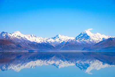 风景优美的普卡基湖和库克山与反思，新西兰
