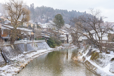 日本岐阜县的高山老城，大雪纷飞