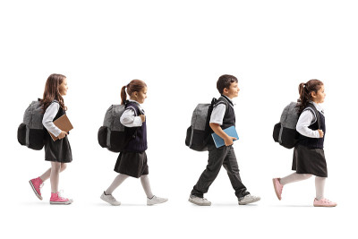 穿着制服的小学生在排队