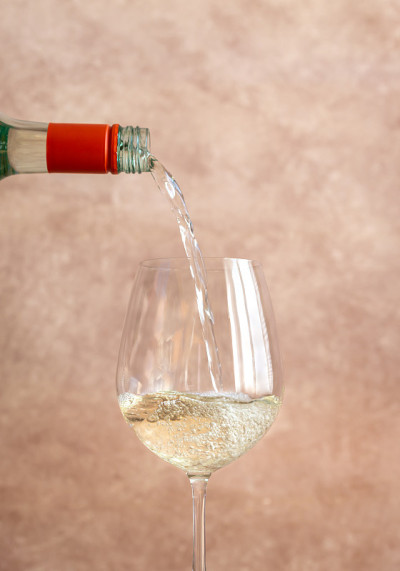白葡萄酒倒入玻璃杯