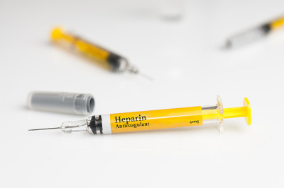 白色桌子上的预充肝素注射器