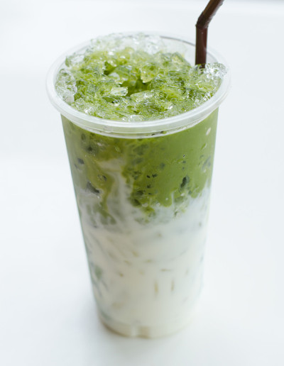 抹茶加牛奶和白色的背景