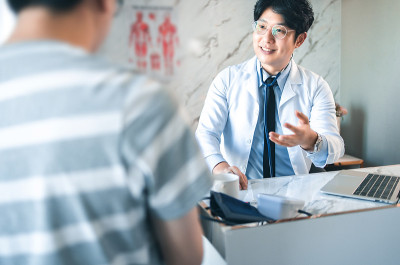 手持医生测量病人的压力。医疗工作者在检查血压或其他健康的年轻人期间。