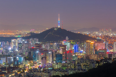 夜晚的首尔，韩国城市的天际线。