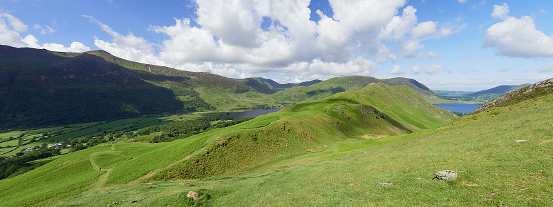 在一个阳光明媚的日子里，Rannerdale knots和Crummock Water