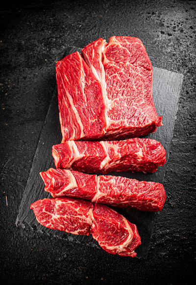 石板上的生牛肉片。