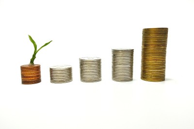 26、金银钱币叠，绿树成荫苗蓬勃。
