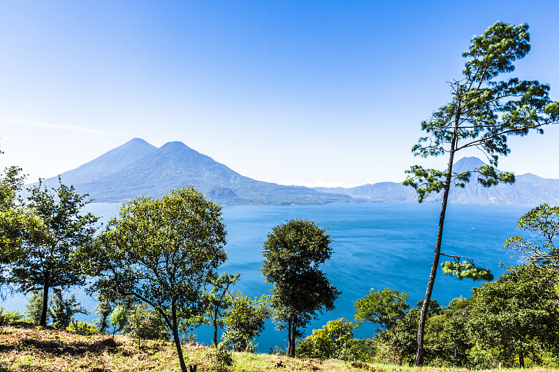 危地马拉阿提特兰湖和2座火山