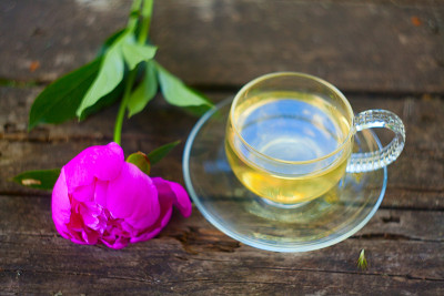 漂亮的茶杯里的绿茶