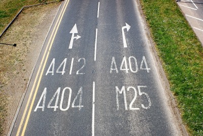 A412、A404和M25的路面标志