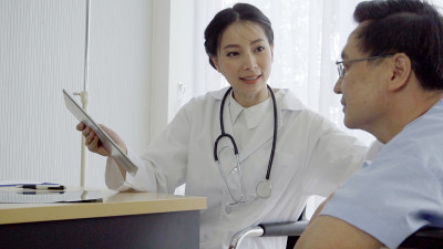 医生在医院或诊所照顾病人。医疗保健的概念。