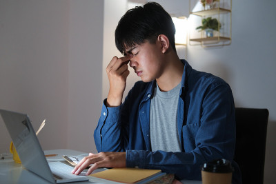 年轻人加班，眼睛很累