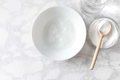 在一碗醋里加入小苏打泡沫