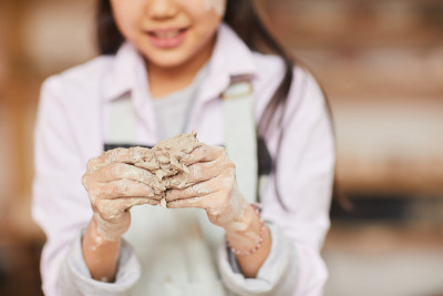 亚洲女孩揉粘土