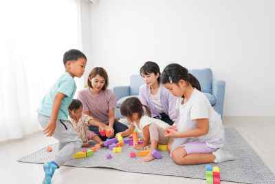 孩子们和妈妈玩朋友