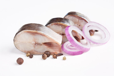 咸鲱鱼的香料和洋葱
