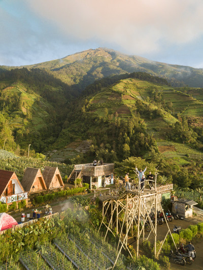 山坡景观，有旅游景点和蔬菜种植园。