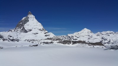 马特洪峰被雪覆盖。