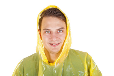 穿着黄色雨衣的年轻人