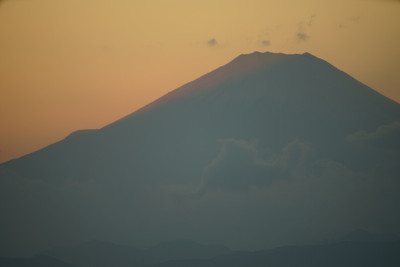 黄昏和从横滨地标塔可以看到的富士山