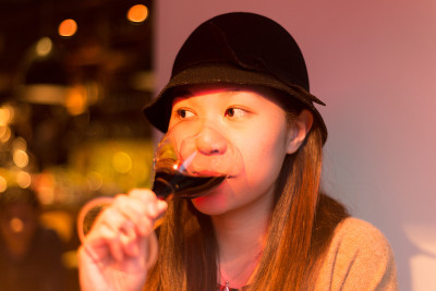 晚上在酒吧喝酒