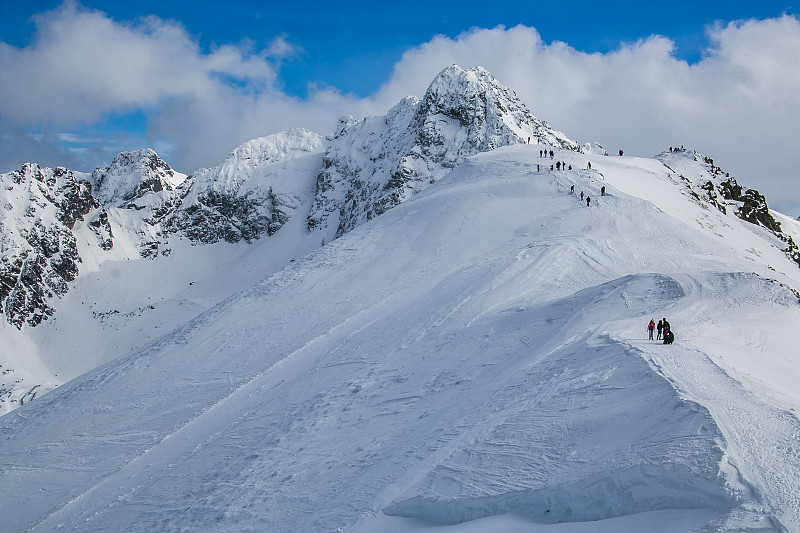 在塔特拉斯山kasproy Wierch的雪峰上徒步旅行