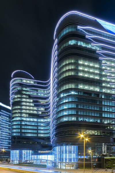 香港市区夜间的现代建筑