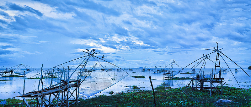 在Pakpra，泰国传统的钓鱼陷阱的湖的风景，在黄昏的蓝天