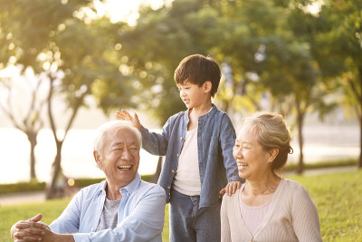 亚洲老夫妇享受美好的时光与孙子