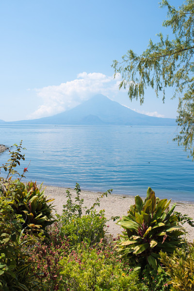 天堂海滩在阿提兰湖，帕纳雅切尔-放松和娱乐在海滩与火山景观风景在危地马拉高地
