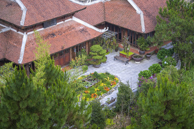 越南岘港旅游景点巴纳山的佛教寺院和庭院花园的花卉和盆景