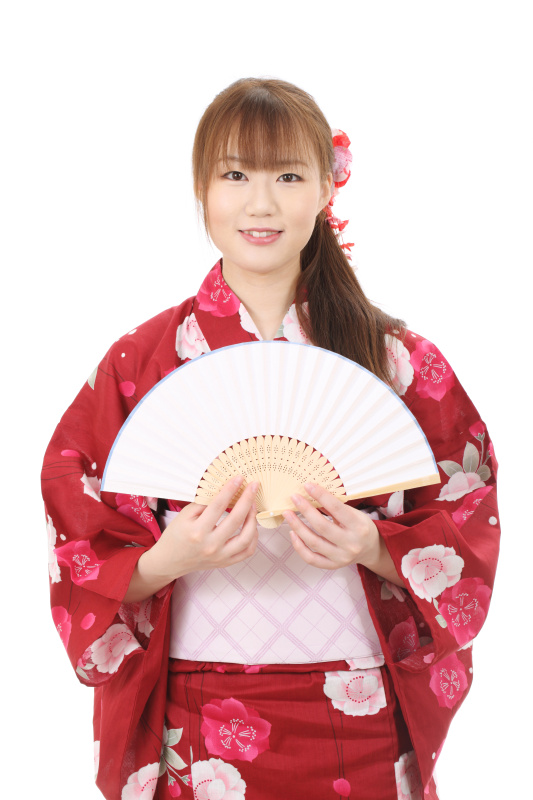 穿着和服的年轻亚洲妇女