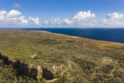 鸟瞰图Curaçao海岸在加勒比海碧绿的水，悬崖，海滩和美丽的珊瑚礁周围的博卡帕特里克