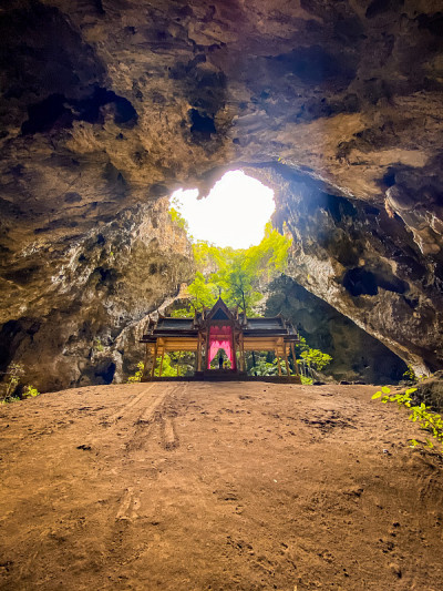 泰国帕拉雅·那空洞，Khua Kharuehat亭庙，位于泰国巴育普·基里汗Khao Sam Roi