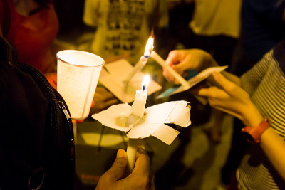 人们手持蜡烛在黑暗中守夜，寻求希望，礼拜，祈祷