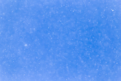 蓝天下着雪
