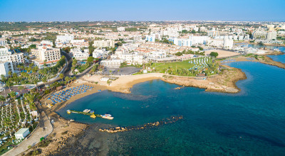 Aerial Pernera海滩，Protaras，塞浦路斯