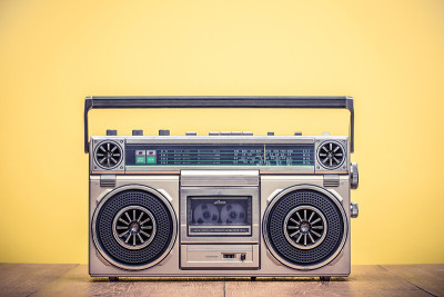 复古过时的便携式立体声立体声收录机80年代前黄色背景。复古instagram老风格滤镜照片