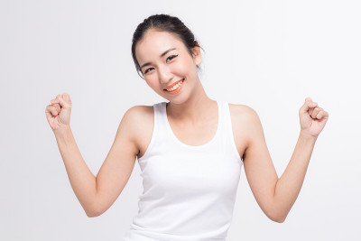 亚洲女性的手表示强壮和快乐的东西在复印空间