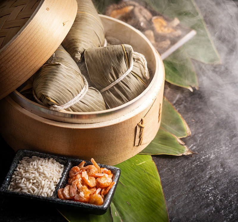 粽子，新鲜可口的蒸饺在蒸笼里。特写，复制空间，著名的亚洲美食端午节