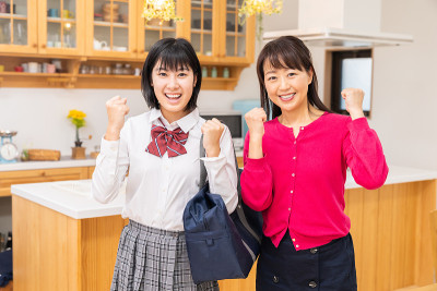 父母和女儿都很放松