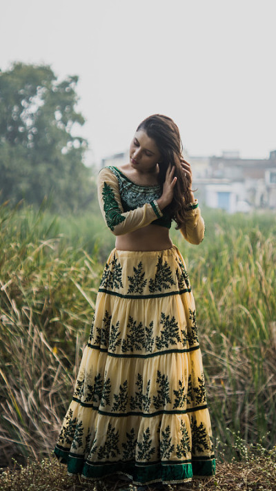 年轻的印度妇女在传统印度服装lehenga choli