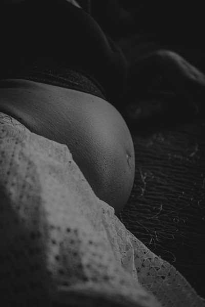 黑白孕妇肖像