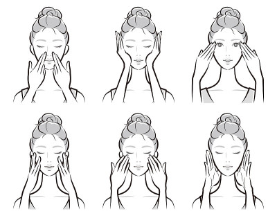 一个女人做皮肤护理的插图
