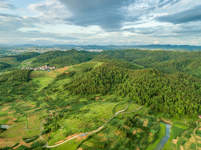 俯瞰绿色村庄，鸟瞰中国湖南农村