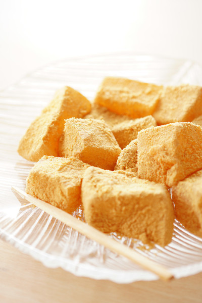 Warabimochi。日本bracken-starch饺子。