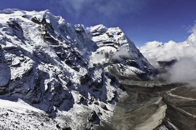 雪山山顶冰川峡谷远景遥远的荒野喜马拉雅山尼泊尔